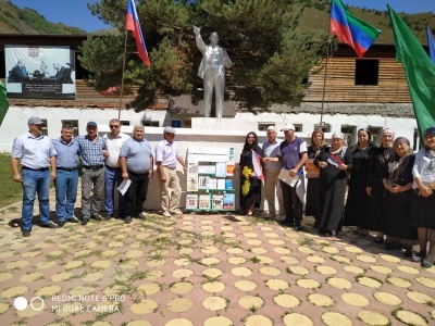 Книжная выставка с плакатами символов РФ