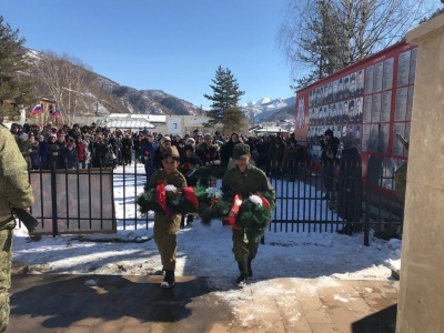 Памяти павших будем достойны