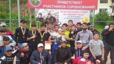 В спорткомплексе имени Р.А. Алигаджиева МО «Бежтинский участок» прошел межрайонный турнир по мини-футболу среди юношей, в памяти пограничников – Героев России, Сулейманова М. и Курбанова А.