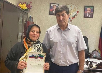 И.о. главы Бежтинского участка поздравил работников отделения почтовой связи с профессиональным праздником