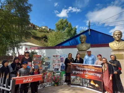Информационный час  «Терроризм – угроза обществу», «Вместе против террора» и обзор у книжной выставки по истории террора и проблемам борьбы с терроризмом в современном обществе