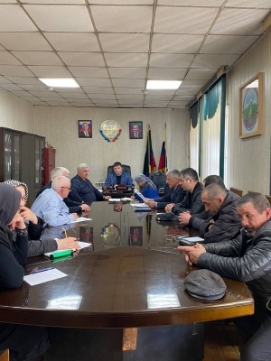 В администрации участка прошло совещание с участием директоров образовательных организаций под руководством главы МО «Бежтинский участок» Шамиля Гусейновича.