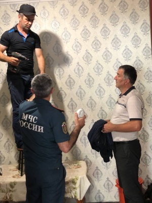 Автономные пожарные извещатели установили малоимущим семьям участка