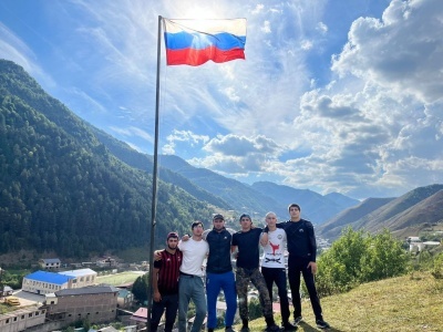 Молодёжь Бежтинского участка развернула триколор на вершине горы