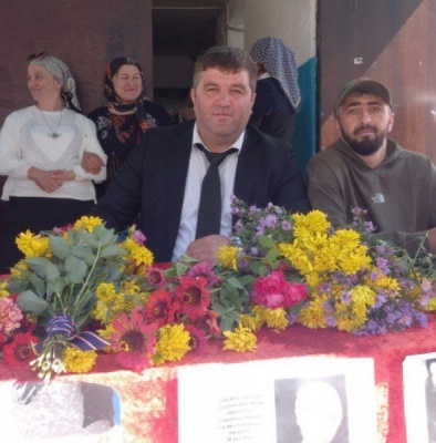 Глава Бежтинского участка Шамиль Арадахов и участник СВО Гаджимурад Матиев приняли участие на Дне знаний в Бежтинской школе имени Героя России А. Курбанова. Они поздравили всех с Днём знаний, пожелали