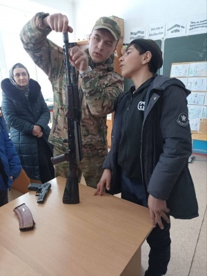 Для активистов Движения Первых первичного отделения «Хашархотинская СОШ им Иманова Р.И.» представитель погранзаставы провел мастер-класс по сборке и разборке оружия