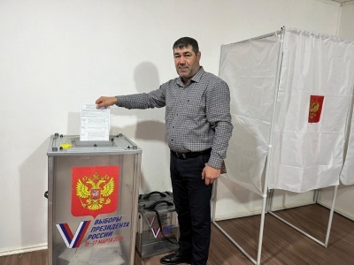 Первые избиратели пришли на свои участки для голосования