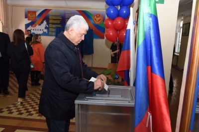 Председатель Народного Собрания Республики Дагестан проголосовал на избирательном участке №1004 в СОШ №33 в Махачкале